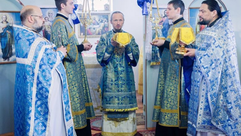 В праздник Сретения Господня епископ Борисовский и Марьиногорский Вениамин совершил Божественную литургию в Покровском храме д. Остров