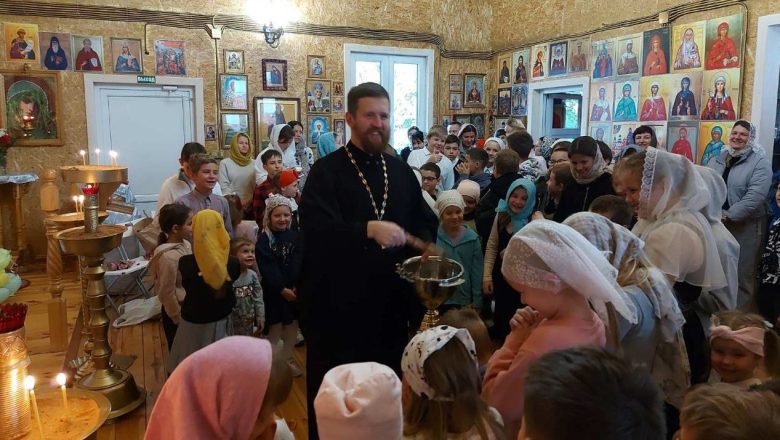 В ЖОДИНО ПРОШЛА ЛИНЕЙКА, ПОСВЯЩЁННАЯ ОТКРЫТИЮ УЧЕБНОГО ГОДА В ВОСКРЕСНОЙ ШКОЛЕ СЕРГИЕВСКОГО ПРИХОДА