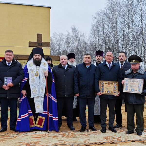 ЕПИСКОП АМВРОСИЙ ОСВЯТИЛ ЗАКЛАДНОЙ КАМЕНЬ И ПАМЯТНУЮ КАПСУЛУ В ОСНОВАНИЕ СТРОЯЩЕГОСЯ ХРАМА ПРЕПОДОБНОГО СЕРГЕЯ РАДОНЕЖСКОГО Г. ЖОДИНО